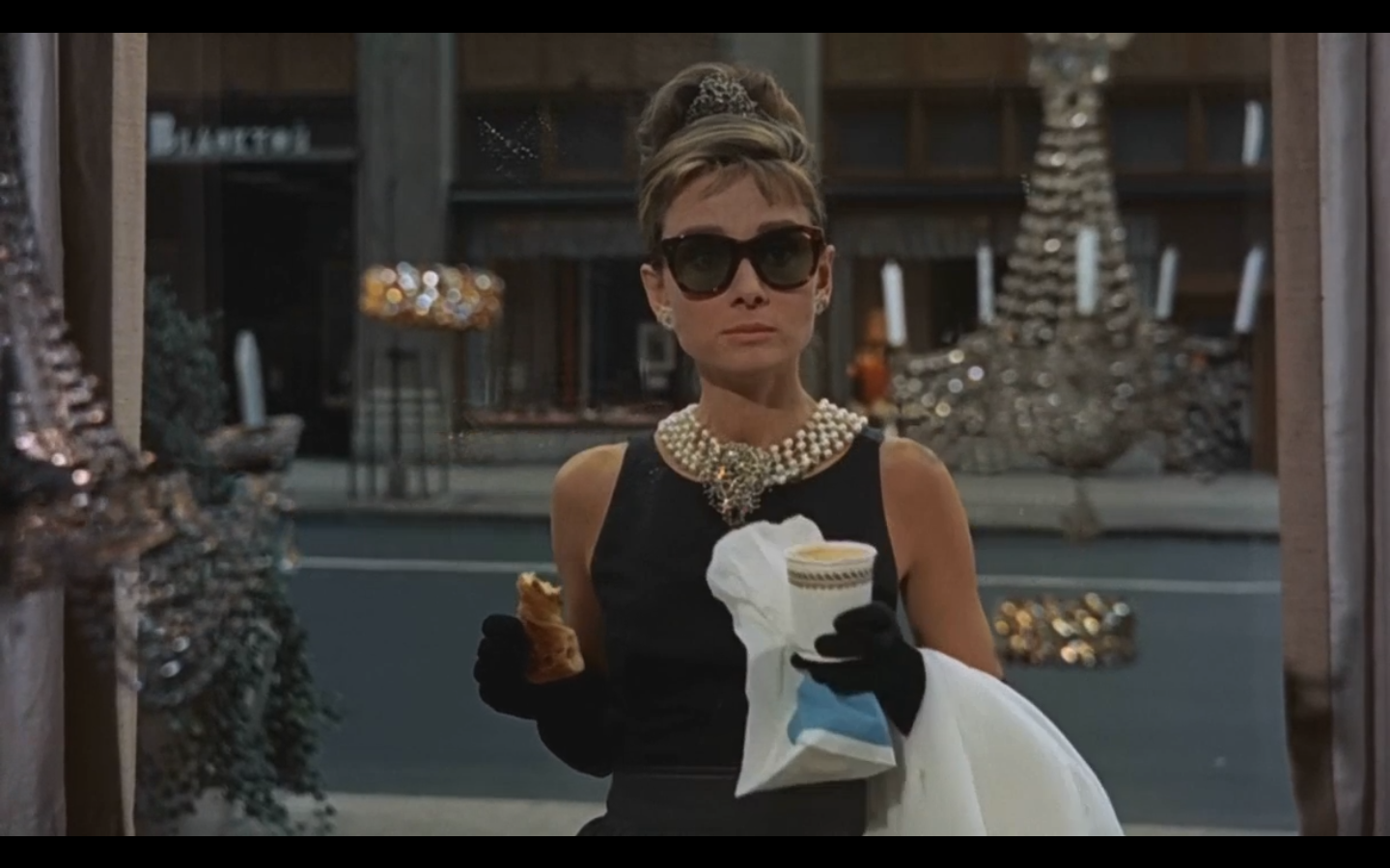 Завтрак у тиффани содержание. Одри Хепберн завтрак у Тиффани. Холли Голайтли завтрак у Тиффани. Завтрак у Тиффани (1961). Одри Хепберн Холли Голайтли.